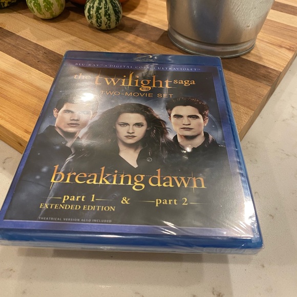 The Twilight Saga Breaking Dawn Part 1&2 Two Movie Set Unopened NWOT Blu-Ray DVD - Picture 4 of 4